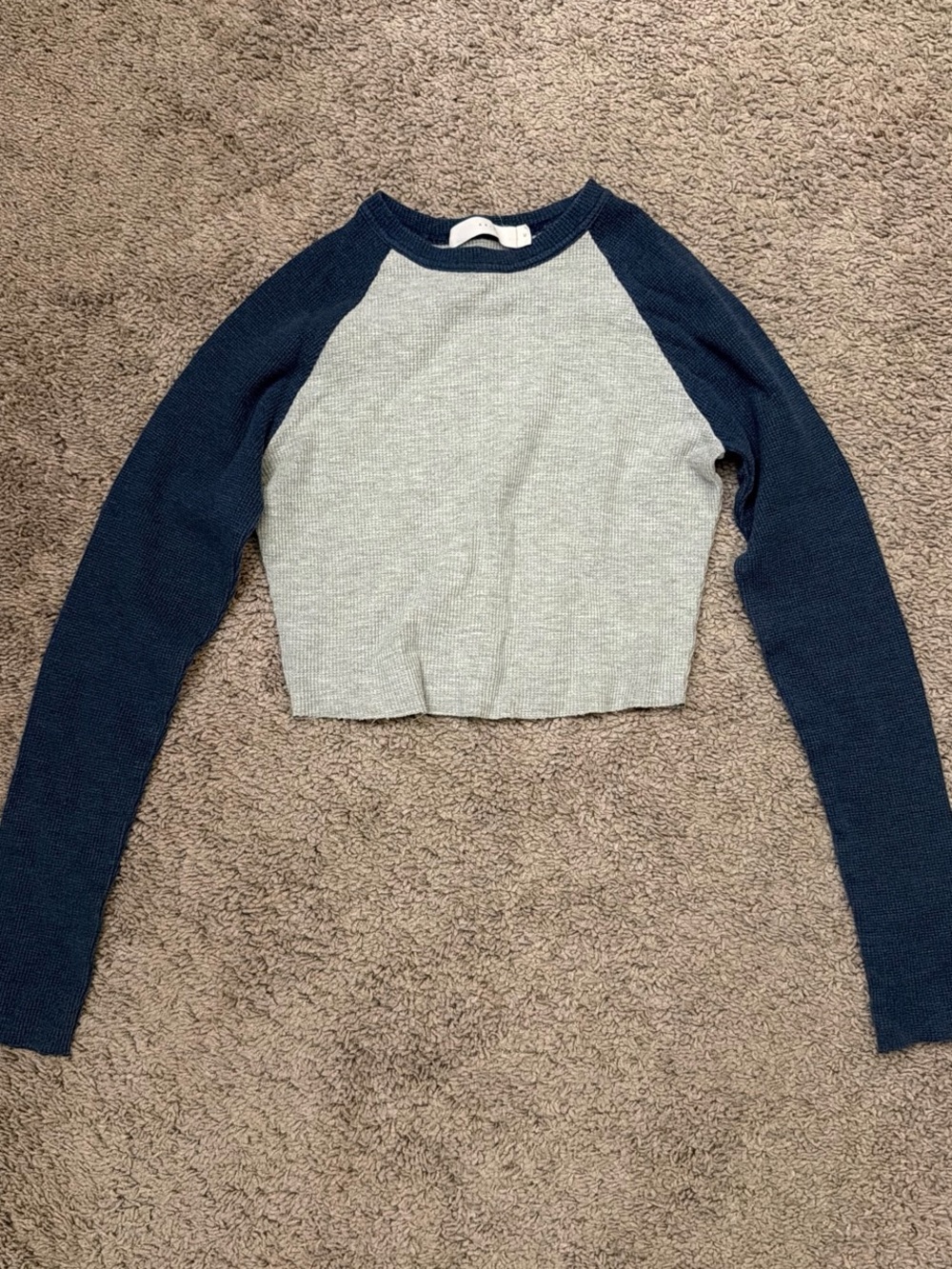 Two-Tone Cropped Raglan Knit Sweater in Light Gray and Navy